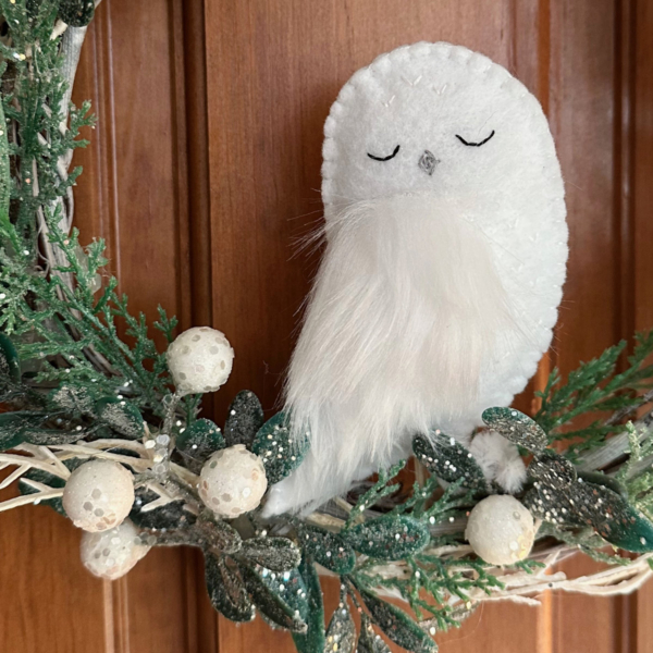 Sleepy Snowy Owl Wreath