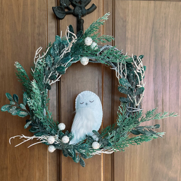 Sleepy Snowy Owl Wreath